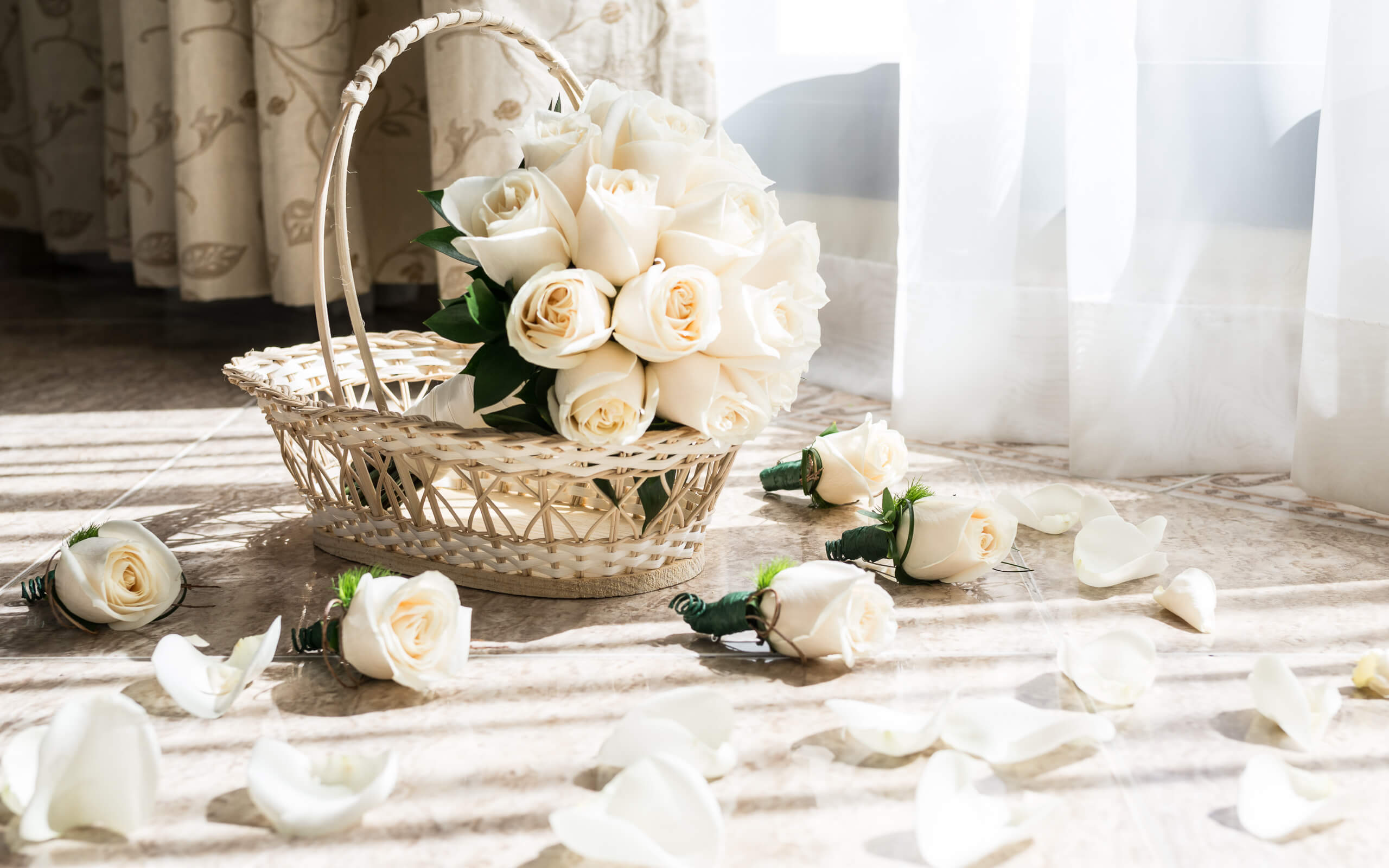 Wedding Photos. LIFELIGHTLENS image of white wedding flowers.