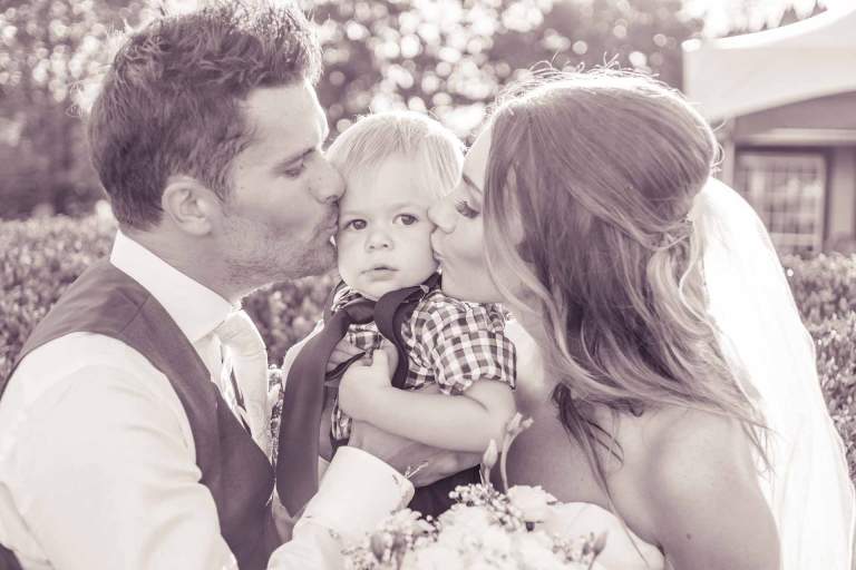 Wedding ideas. A cute family kiss